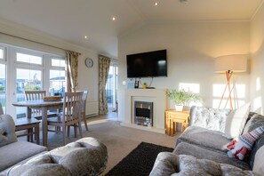 TV - Stewarts Resort Lodge 4  -  a lodge that sleeps 4 guests  in 2 bedrooms (St Andrews)