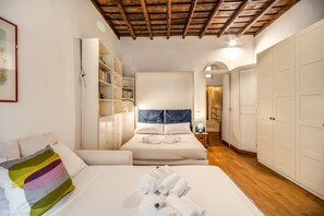 1 dormitorio, escritorio, tabla de planchar con plancha y cuna de viaje