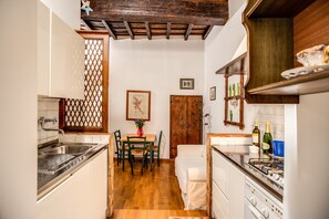 Fridge, oven, stovetop, coffee/tea maker