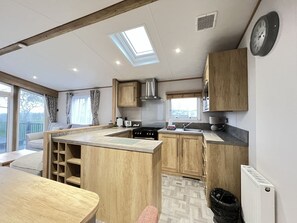 Kühlschrank, Mikrowelle, Ofen, Kochgeschirr/Geschirr/Besteck