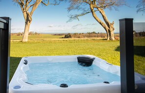 Outdoor spa tub - Stewarts Resort Lodge 30  -  a lodge that sleeps 4 guests  in 2 bedrooms (St Andrews)