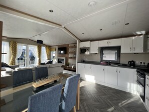 Kühlschrank, Mikrowelle, Ofen, Kochgeschirr/Geschirr/Besteck