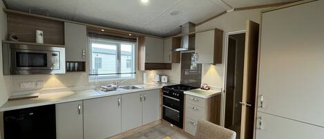 Kühlschrank, Mikrowelle, Ofen, Geschirrspüler