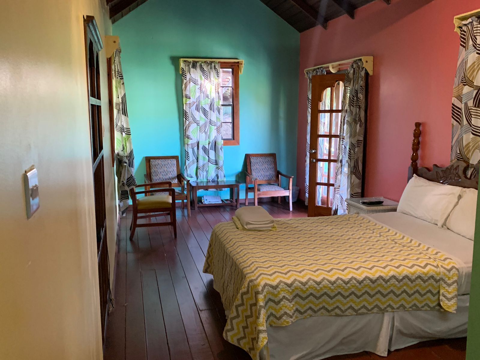 1 habitación, tabla de planchar con plancha, wifi gratis y ropa de cama 