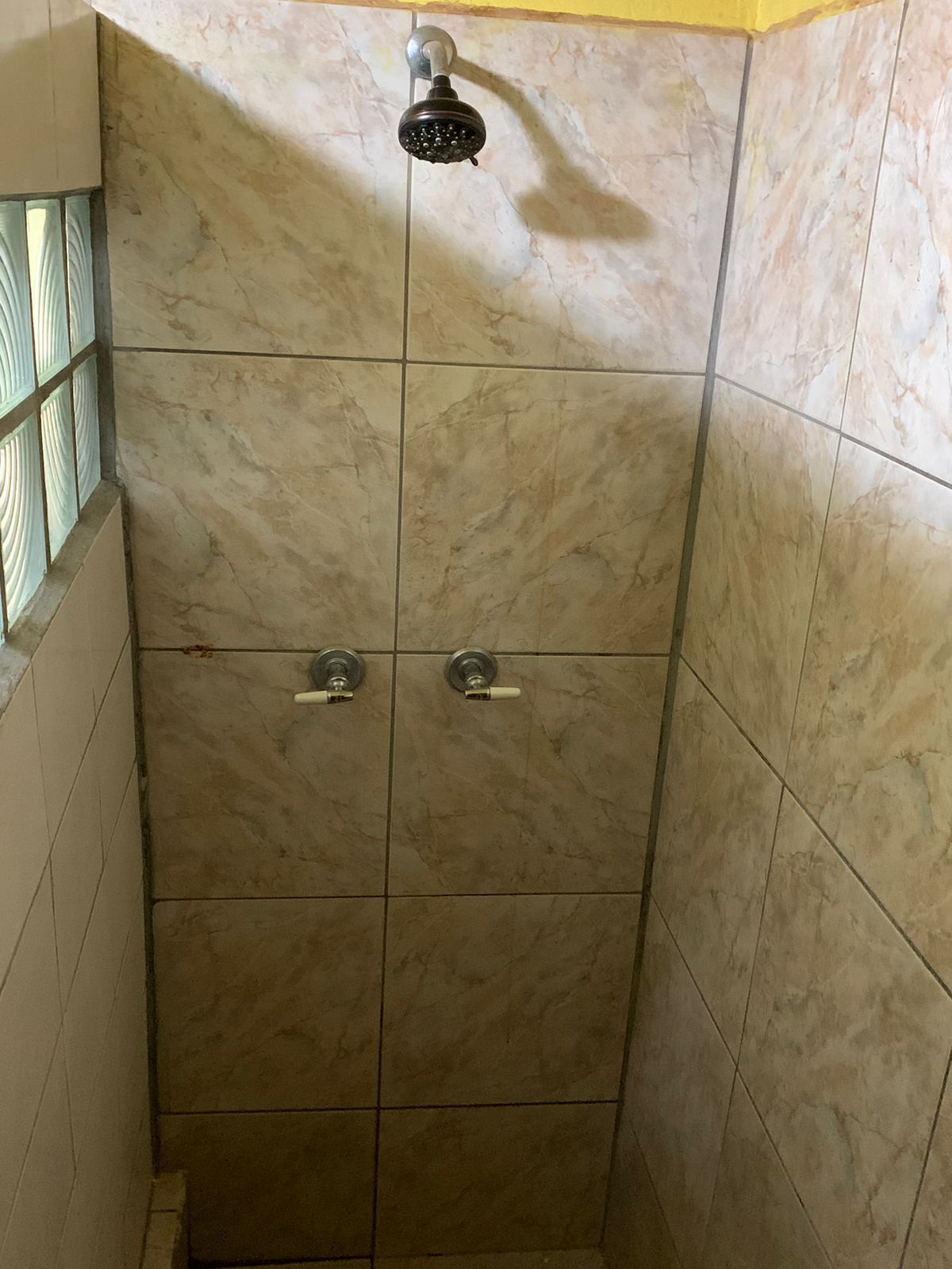 Dusche, Handtücher, Shampoo, Toilettenpapier