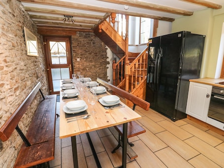 Cottage | Private kitchen | Fridge, dishwasher, electric kettle, toaster