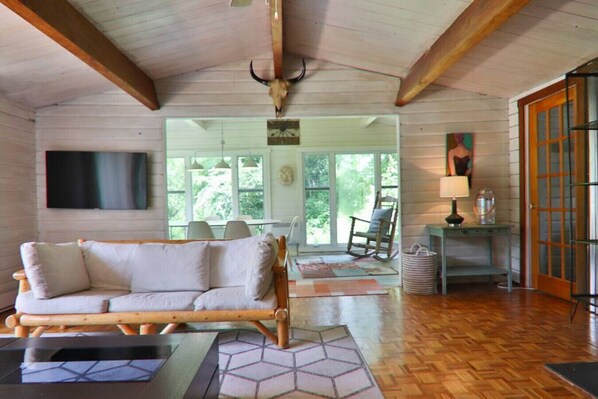 Smart TV, fireplace, stereo