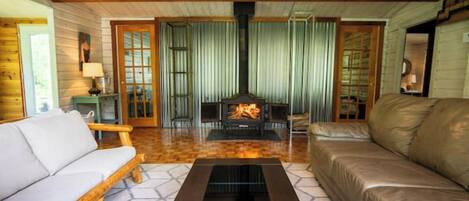 Smart TV, fireplace, stereo