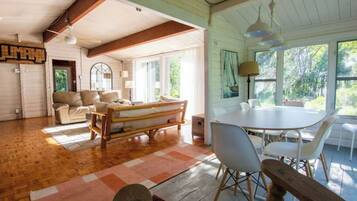 Smart TV, chimenea y estéreo