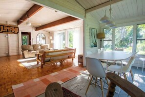 TV connectée, cheminée, chaîne hi-fi