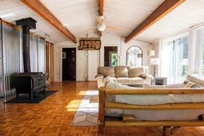 Smart TV, fireplace, stereo