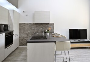 Een koelkast, een magnetron, een oven, een kookplaat