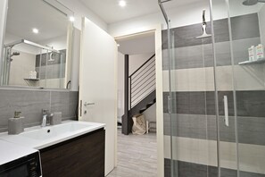 Shower, hair dryer, bidet, towels - Boutique Apartment "Divided Two" in Florence (Firenze)