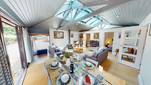 3 bedroom Lodge boasting a superb location