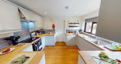 Arniss - sleeps 20 guests in 9 bedrooms