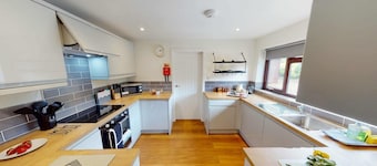Arniss - sleeps 20 guests in 9 bedrooms