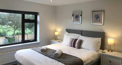 Arniss - sleeps 20 guests in 9 bedrooms