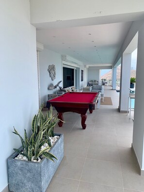 4 bedrooms, iron/ironing board, free WiFi, bed sheets - Luxury Private Modern Villa Close TO Orient BAY (Orient Bay)