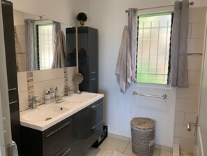 Villa, Meerdere bedden | Badkamer | Een douche, een haardroger, handdoeken