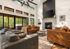 Smart-TV, peis, bordtennis og bøker