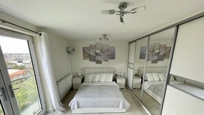 Superior House, Private Bathroom - Large Family Home With Stunning City Views (Bristol)