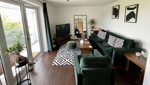 Superior House, Private Bathroom | Lounge - Large Family Home With Stunning City Views (Bristol)