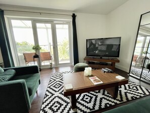 Superior House, Private Bathroom | Lounge - Large Family Home With Stunning City Views (Bristol)