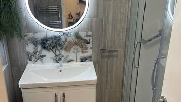 Combined shower/bathtub