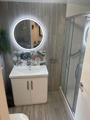Combined shower/tub - "The Caribbean" Seafront Apartment (Eastbourne)