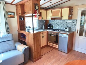 Een koelkast, een microgolfoven, een oven, een kookplaat