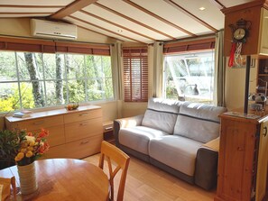 Tafelvoetbal, een tafeltennistafel en boeken