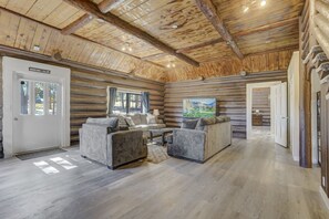 Älytelevisio, takka, DVD-soitin, videokirjasto