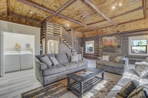 Älytelevisio, takka, DVD-soitin, videokirjasto