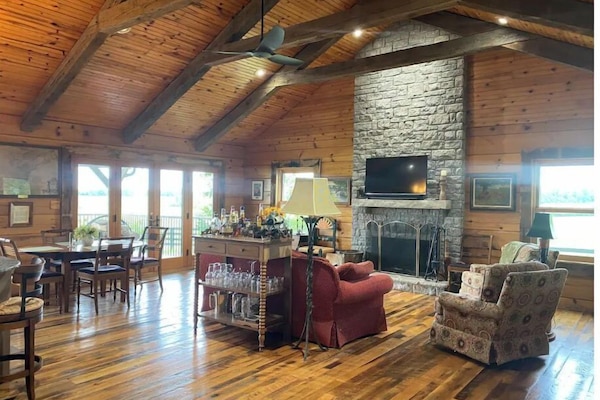 TV connectée, cheminée, livres