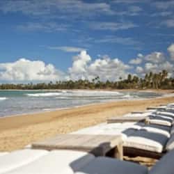 Perto da praia, espreguiçadeiras, toalhas de praia