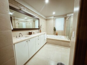 Badewanne, Haartrockner, Bidet, Handtücher