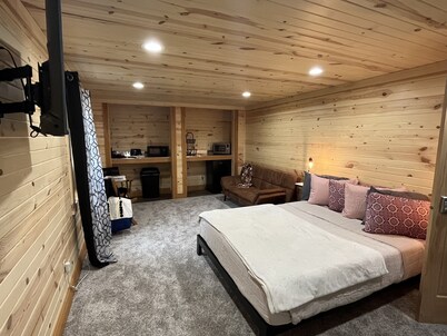 Hocking Hills Getaway @ Pine Creek Villas! The Oak Room - Honeymoon Suite