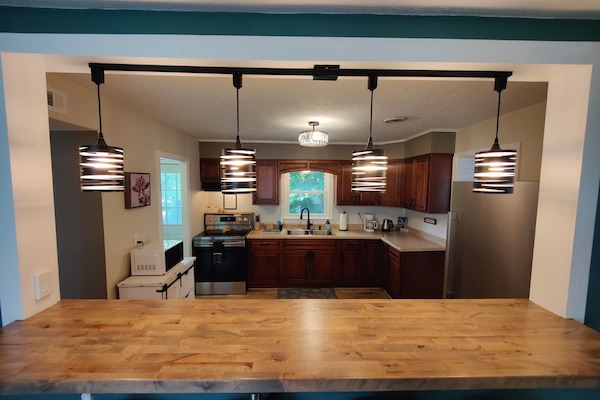 Jääkaappi, mikroaaltouuni, uuni, liesi