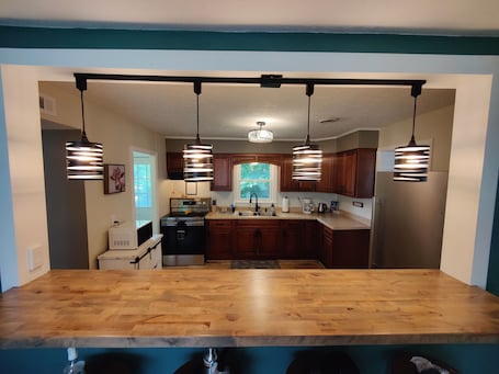Fridge, microwave, oven, stovetop. Cheerful Home w/Fireplace