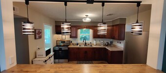 Cheerful Home w/Fireplace