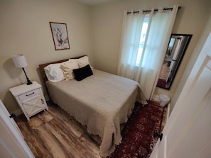 3 bedrooms, desk, iron/ironing board, free WiFi - Cheerful Home w/Fireplace (Campbellsville)