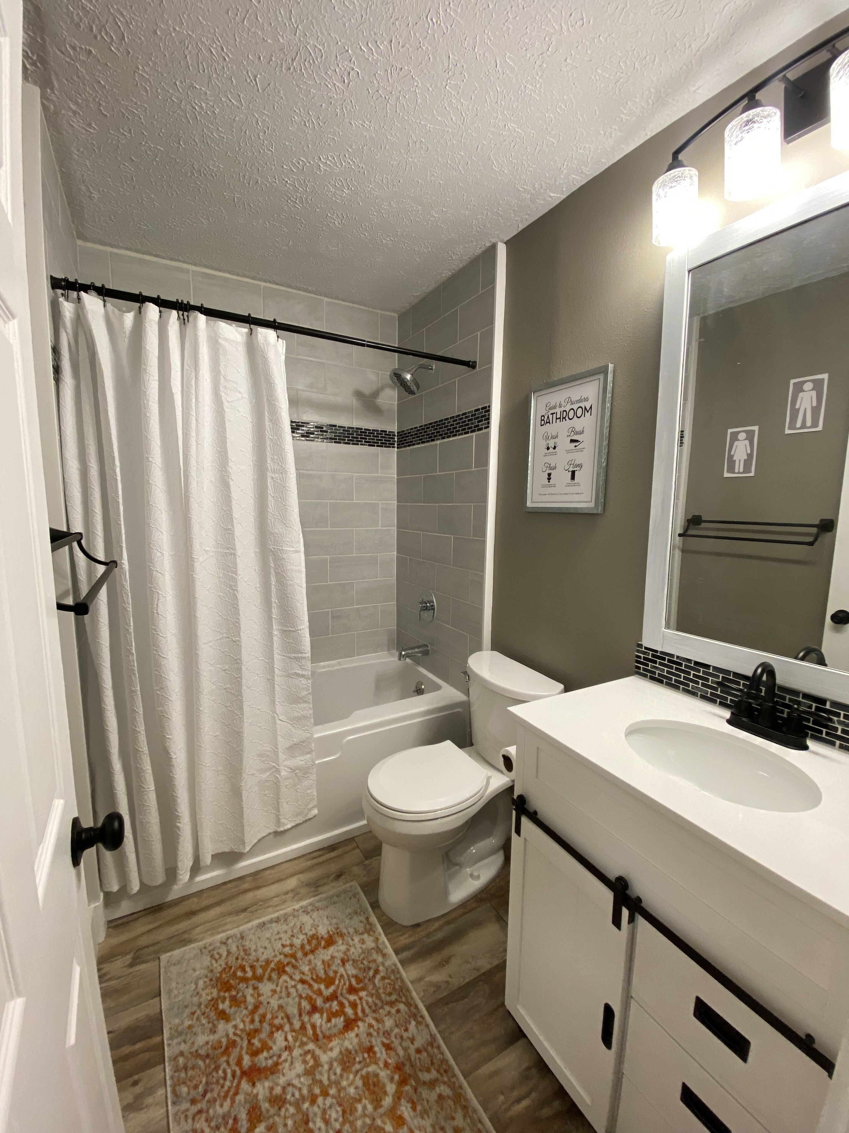 Kombinert dusj/badekar, hårføner, håndklær og toalettpapir