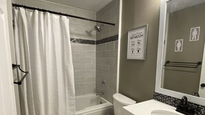 Une salle de bain avec une baignoire, des toilettes et un lavabo.