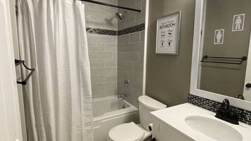 Kombinert dusj/badekar, hårføner, håndklær og toalettpapir