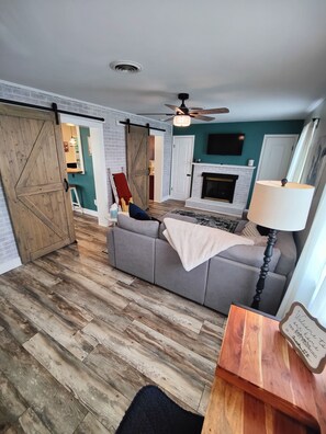 Älytelevisio, takka, kirjoja