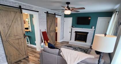 Cheerful Home w/Fireplace