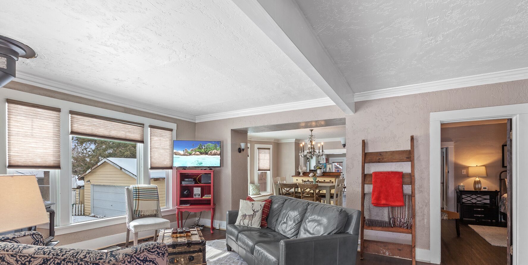 Smart TV, books, offices