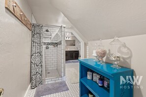 Shower, hair dryer, towels - Big Comfort, Big Fun, Big Family Memories (Coeur d'Alene)