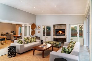 Deluxe Room | Living area | Printers - Grosvenor House (Harare)