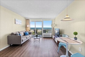 Televisión de pantalla plana, chimenea y oficina 